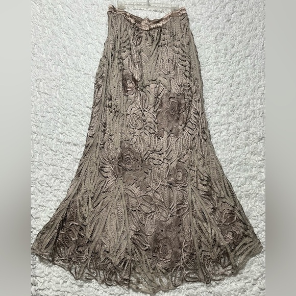 SOULMATES SKIRT SET, WOMENS SILK BLEND TAUPE EMBROIDERED,CUT OUT SIZE XL. - Picture 7 of 11